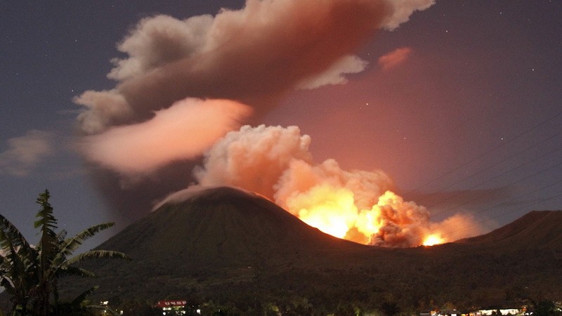 Sopka Lokon sa prebudila, chrlí lávu a popol